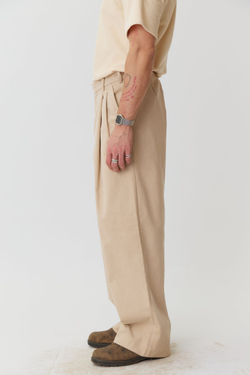 Брюки мужские со складками из бежевого вельвета