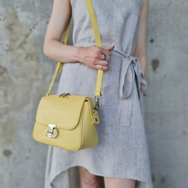 С чем носить сумку через плечо