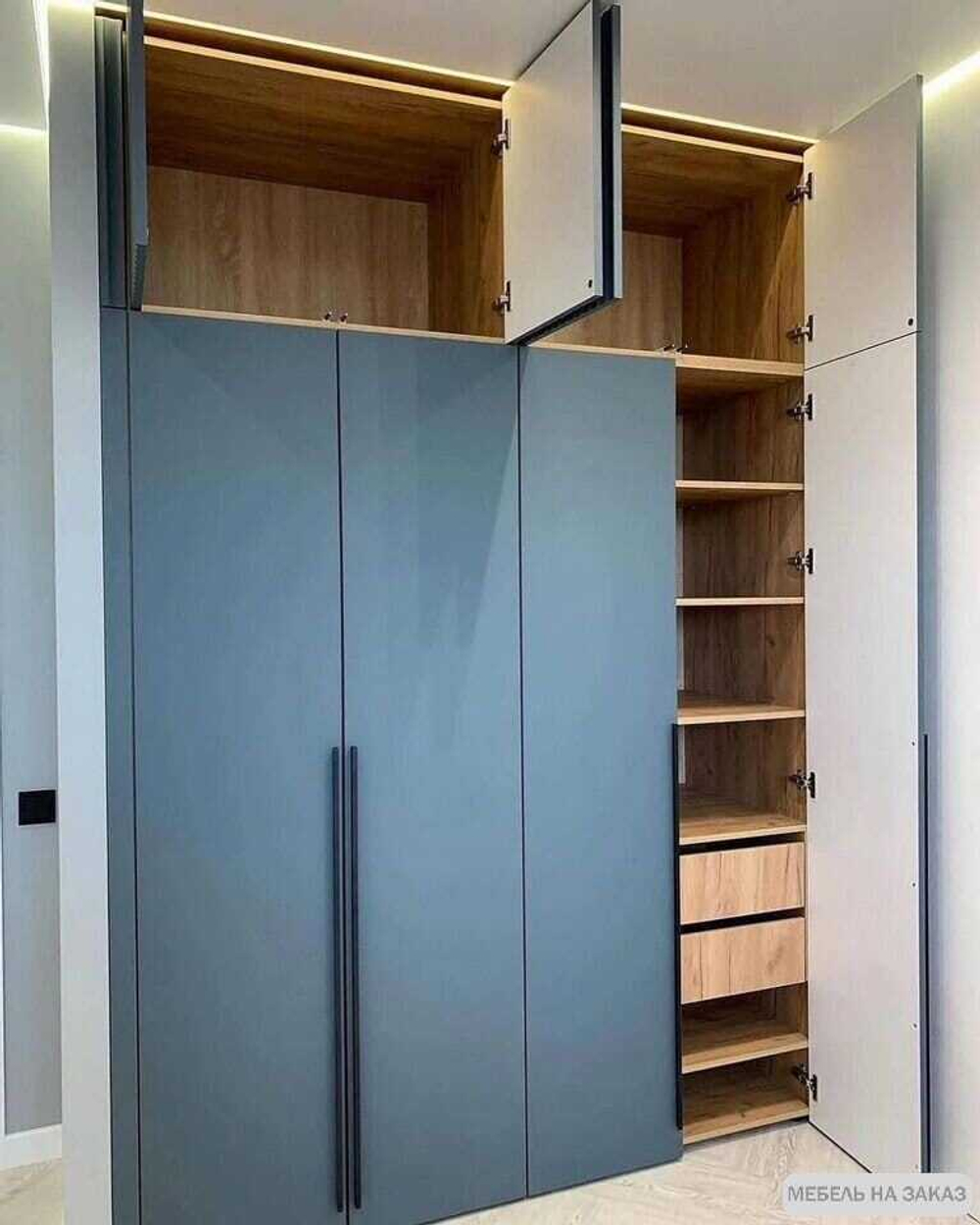 Шкаф встроенный распашной