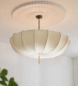 Элегантная люстра с воздушным плафоном и мягкими волнообразными линиями