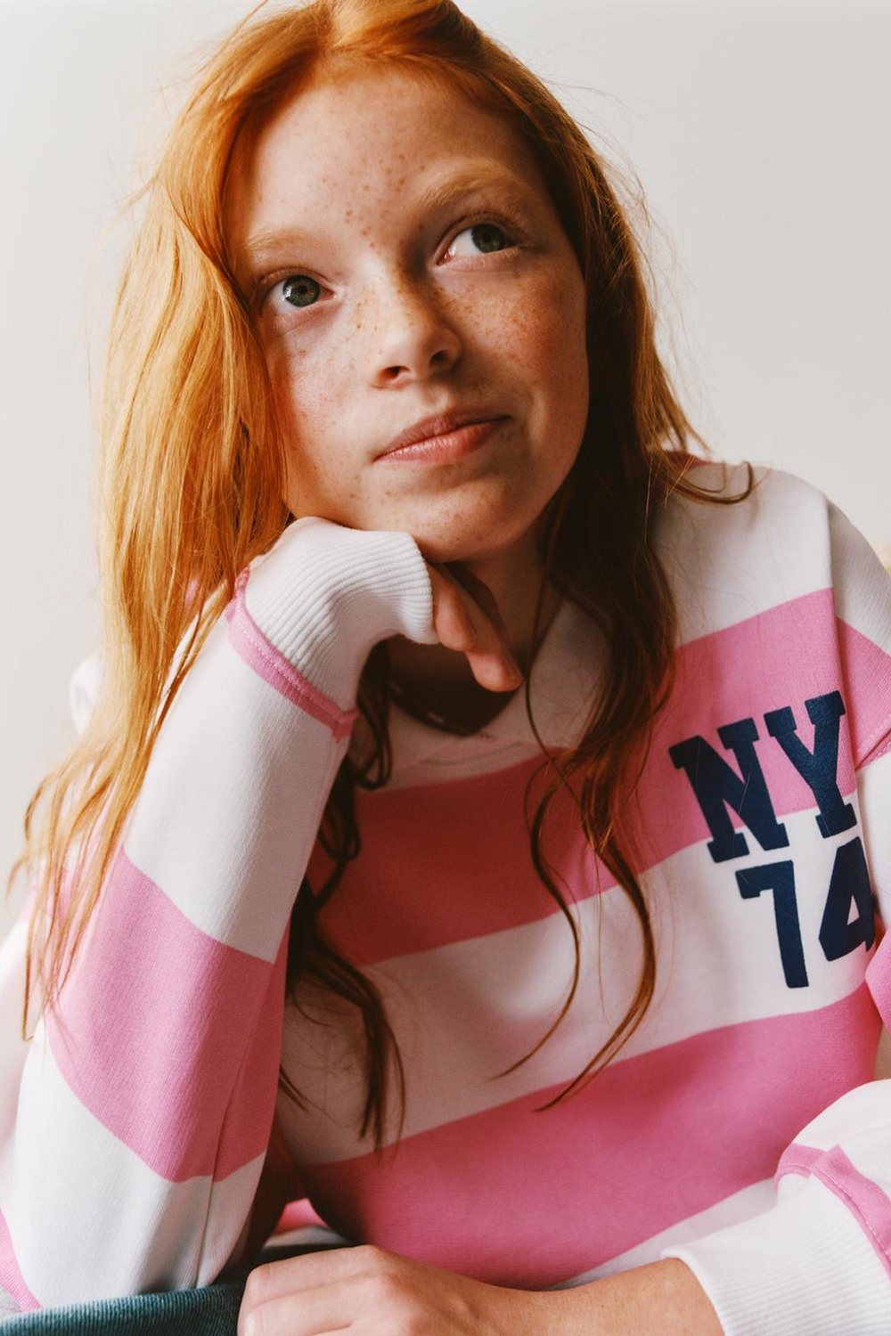 ZARA ТОЛСТОВКА В ПОЛОСКУ С ВОРОТНИКОМ ПОЛО, РОЗОВЫЙ