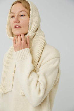 Шарф с капюшоном молочного цвета