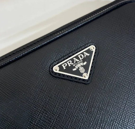 Сумка на пояс Prada черный из кожи saffiano