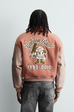 ZARA УТЕПЛЕННЫЙ БОМБЕР С НАШИВКАМИ, ПАСТЕЛЬНО-РОЗОВЫЙ