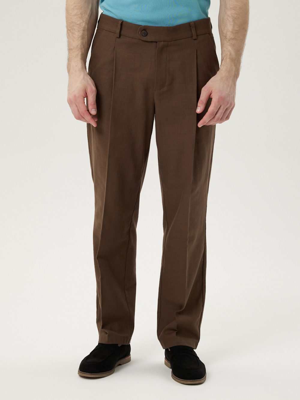 Брюки из хлопка с защипами коричневого цвета