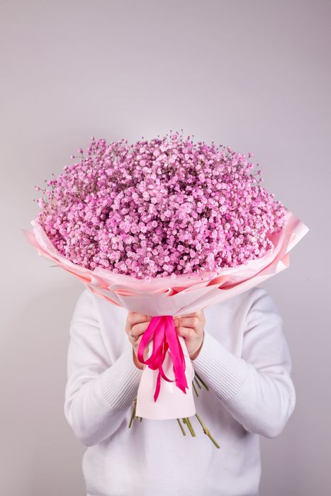 Круглый букет из розовой гипсофилы