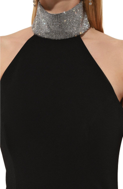 Вечернее платье-халтер с декорированным воротником
