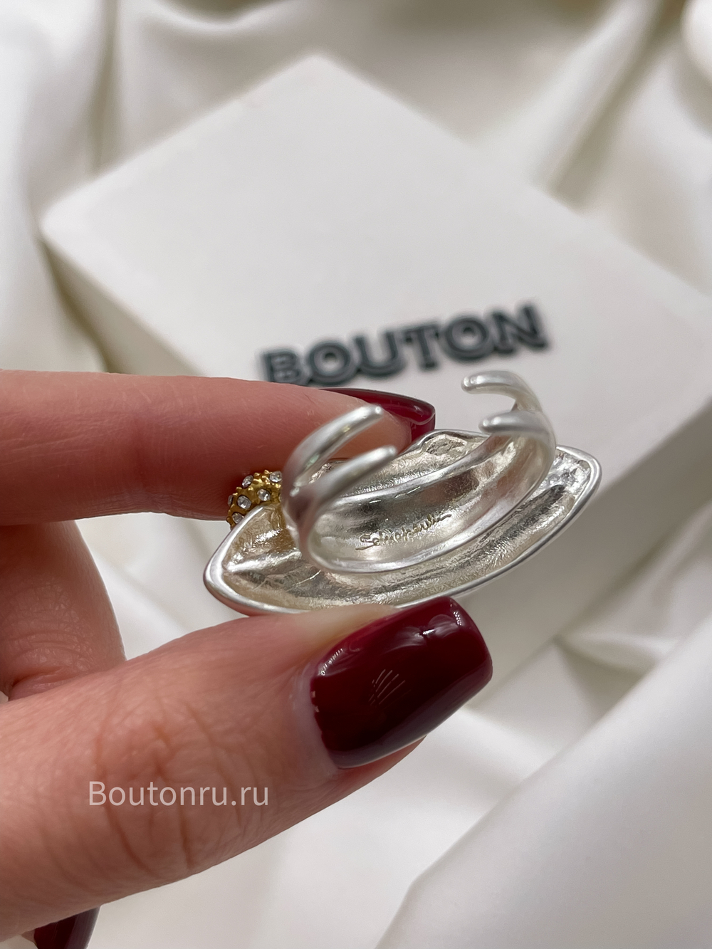 Кольцо Скиап. серебристое в форме "Губ" с золотистым пирсингом в стразах