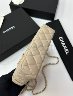 Бежевая сумка Chanel прямоугольная с золотой фурнитурой
