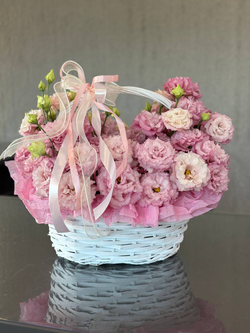 Корзина с розовой эустомы