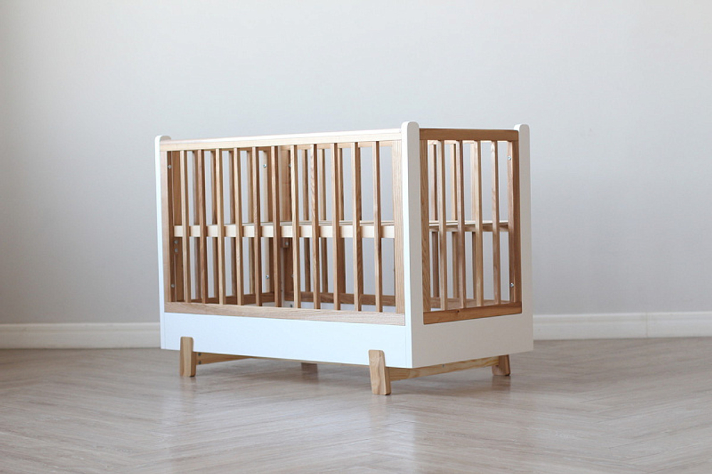 Детская кроватка Фабрика Облаков Onlybaby Scandi маятник продольный молочный, дерево