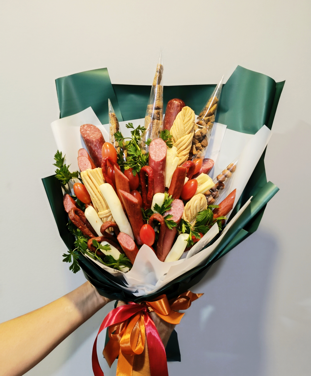Съедобный букет с колбасами, сыром и сухариками