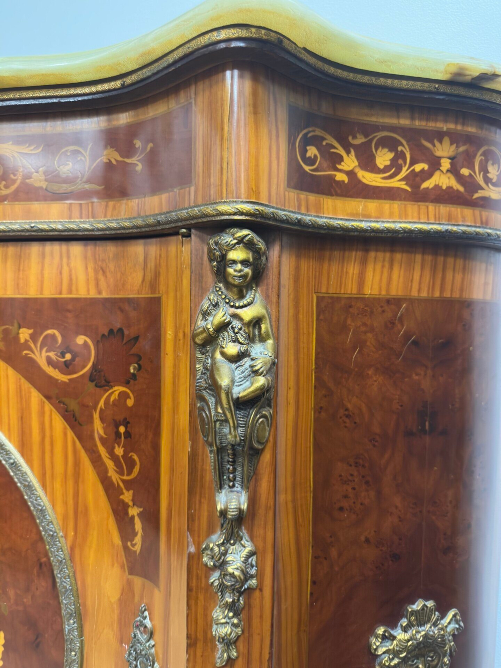 Комод с инкрустацией