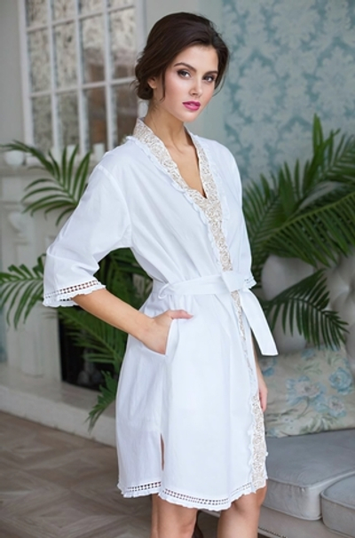 Халат средней длины с V-образным вырезом горловины Helene (Размер: S) (Цвет: белый с золотистым)