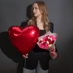 Подарочный набор 19 роз Кения 32см + шар Сердце