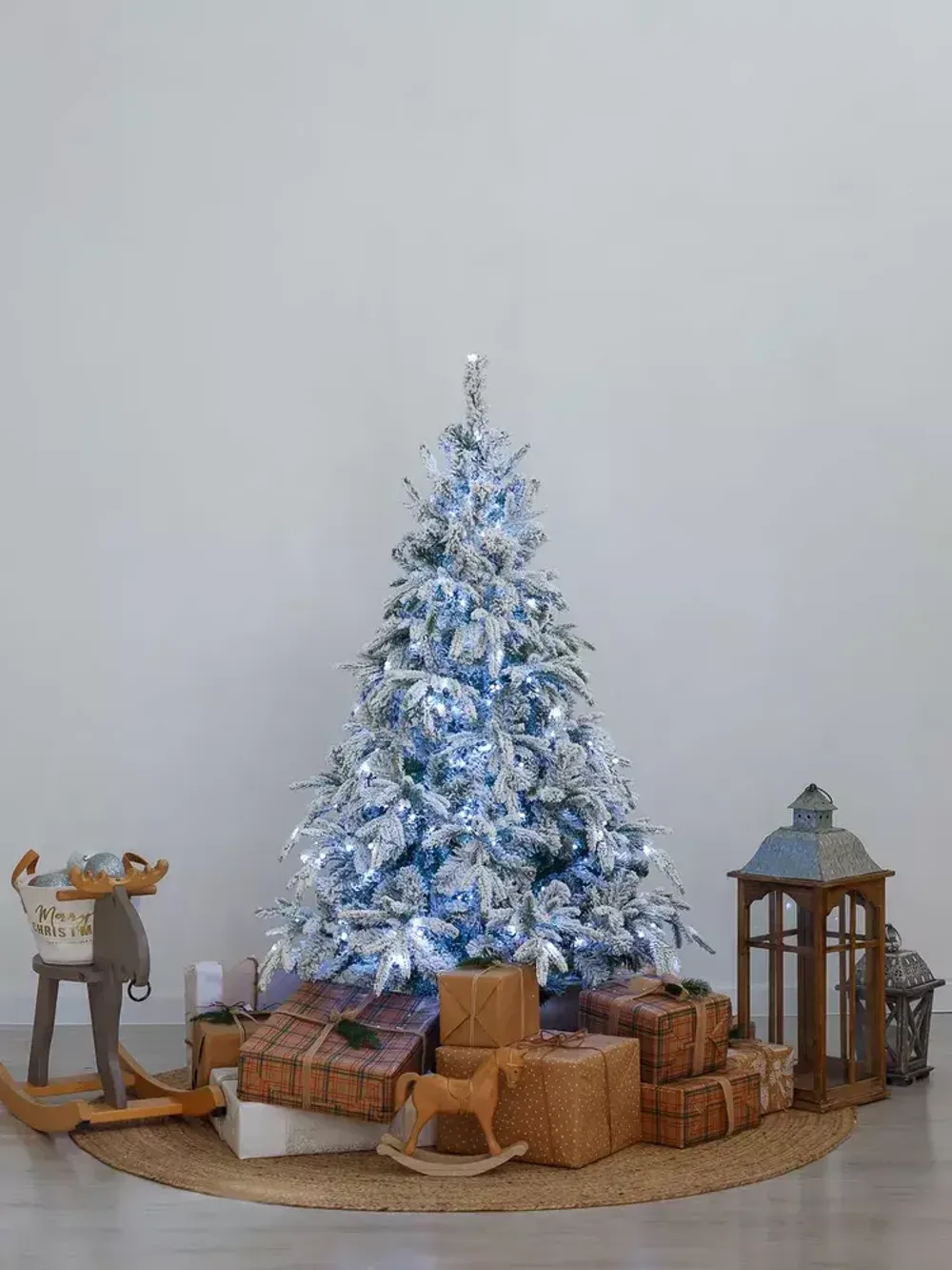 Заснеженная елка с гирляндой «Форесто» холодный свет (Литая+пвх) от 1.2 до 2.4 м