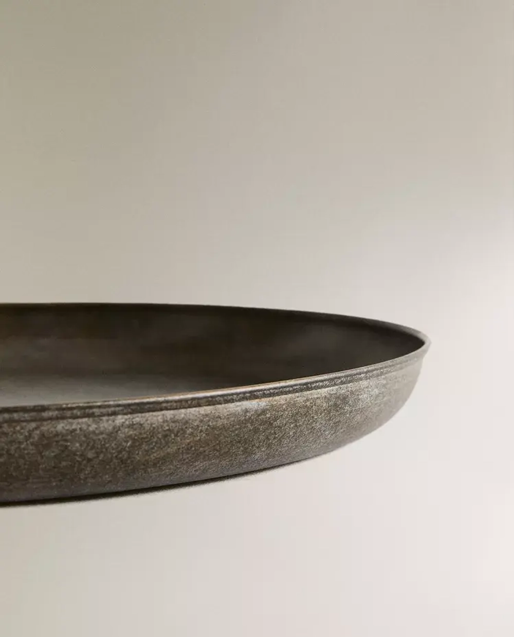 ZARA HOME ДЕКОРАТИВНЫЙ КРУГЛЫЙ МЕТАЛЛИЧЕСКИЙ ПОДНОС, БЕЖЕВЫЙ