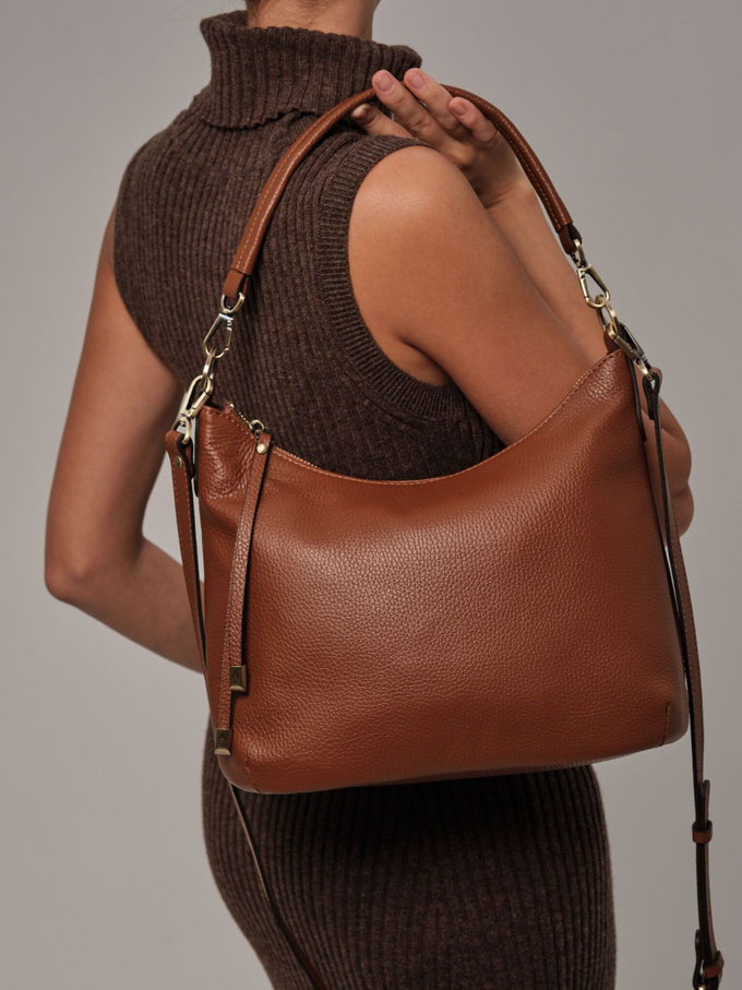 Сумка кожаная на плечо коричневая