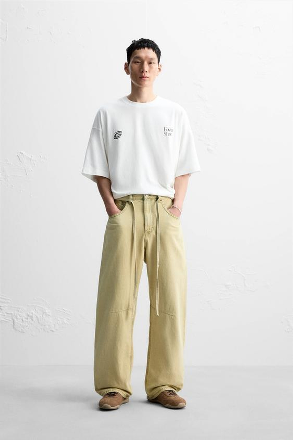 ZARA ФУТБОЛКА С КОНТРАСТНЫМ ПРИНТОМ, ЖЕЛТОВАТО-БЕЛЫЙ