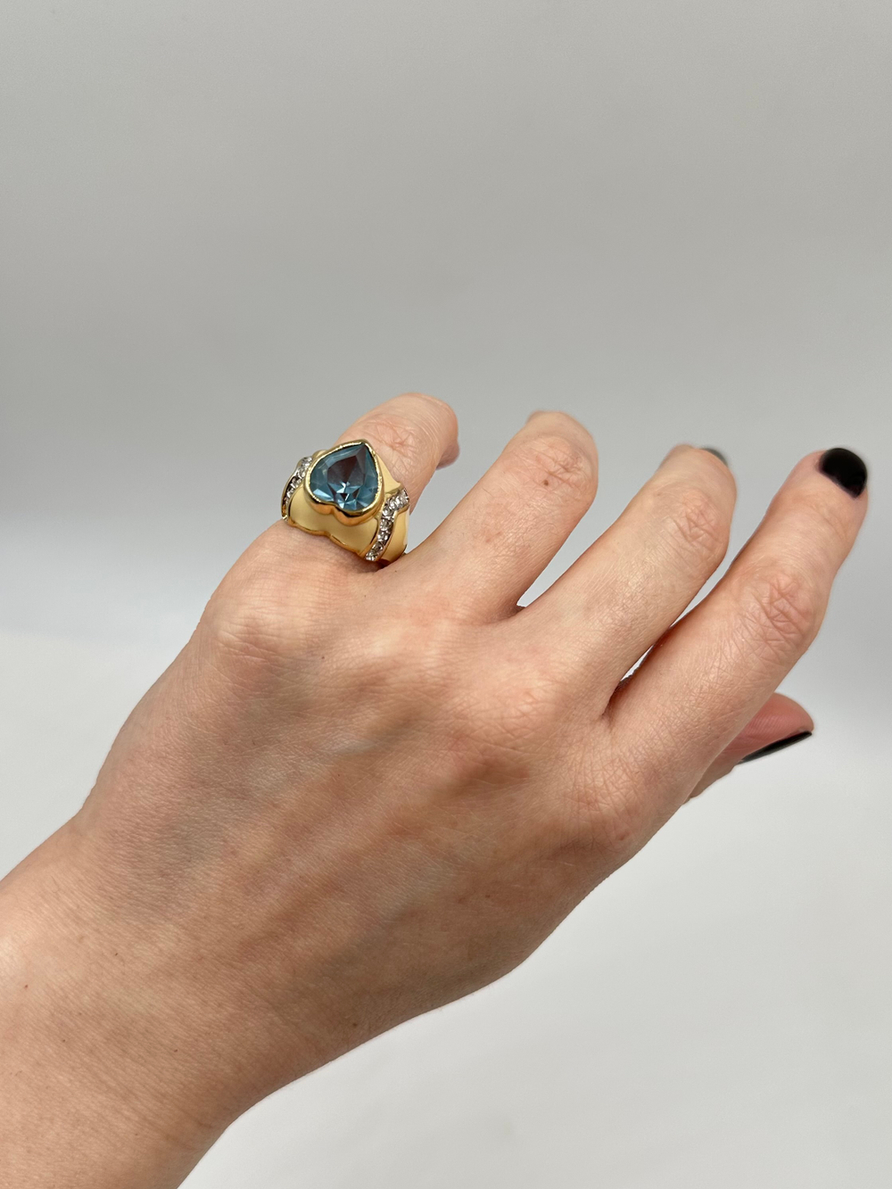 Кольцо с голубым кристаллом