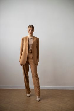 Пиджак без лацканов бежевый