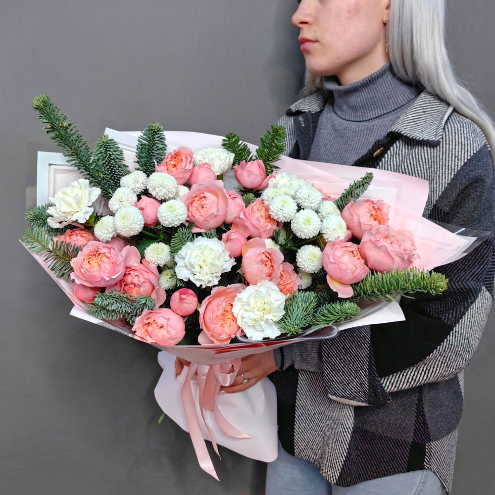 Авторский букет с веточками нобилиса