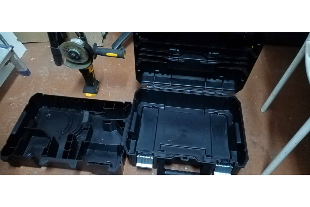Бесщеточная угловая шлифмашина DEWALT DCG405NT