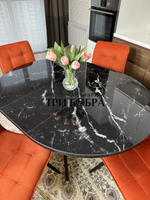 Круглый стеклянный раздвижной стол "Черный оникс" и стулья "ГУЧИ" оранжевый