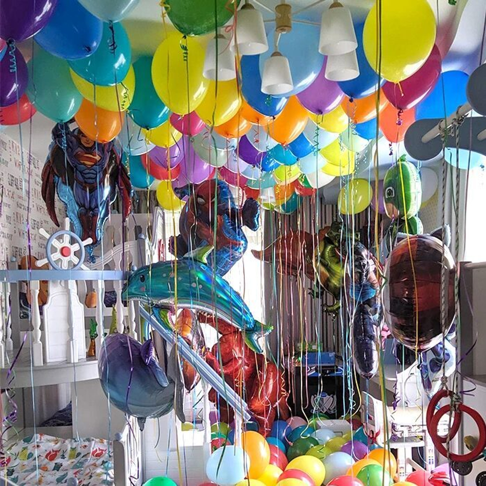 50 разноцветных воздушных шаров под потолок