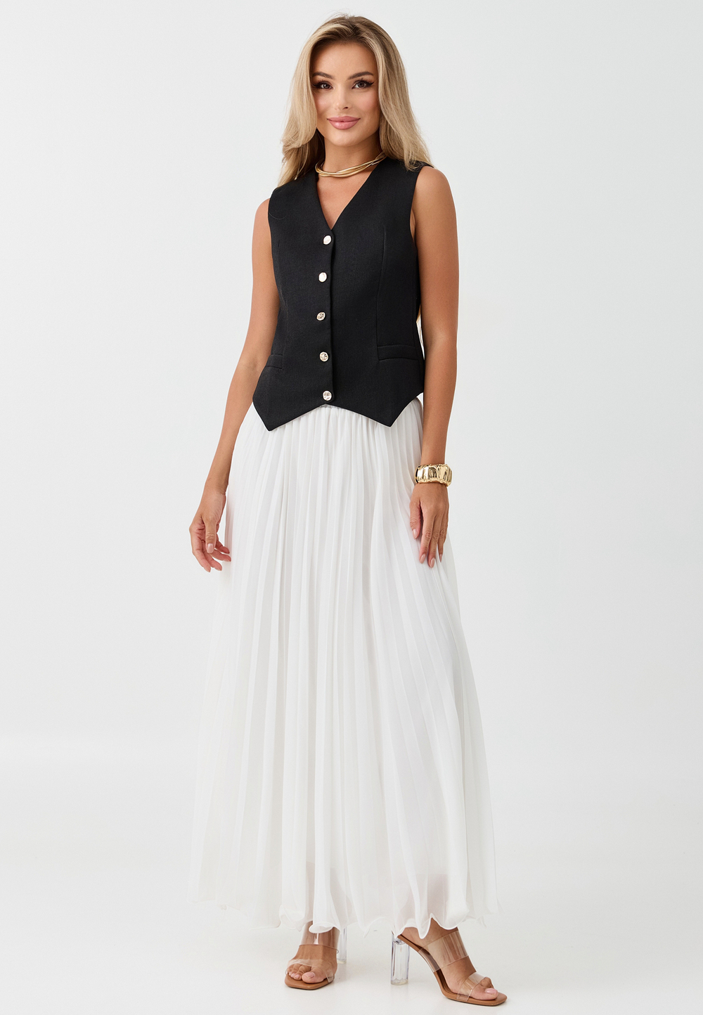 Жилетка с золотыми пуговицами