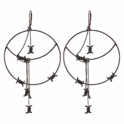 Серьги с колючей проволокой и цепочками