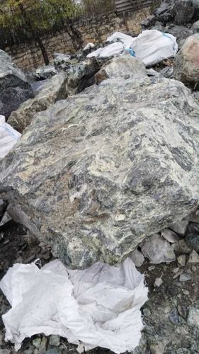 Этот валун отличается насыщенной окраской от светло-зеленого к тёмно-зеленому, а его шероховатая поверхность свидетельствует о долгой истории природы. Идеальный элемент для ландшафтного дизайна