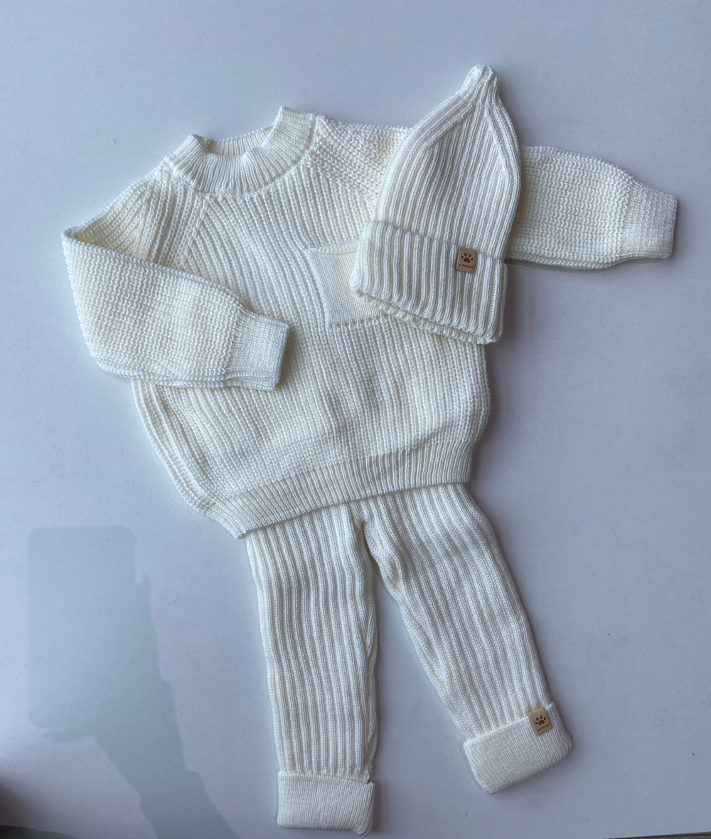 Вязаный комплект на выписку 3 предмета "Лапка" (Шапка, кофта, штанишки отк.) (Цвет: Серый)