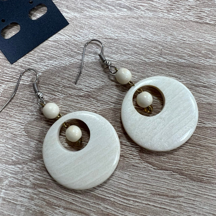 Серьги Ангелина малая, дерево, цвет молочный, 30x35 мм