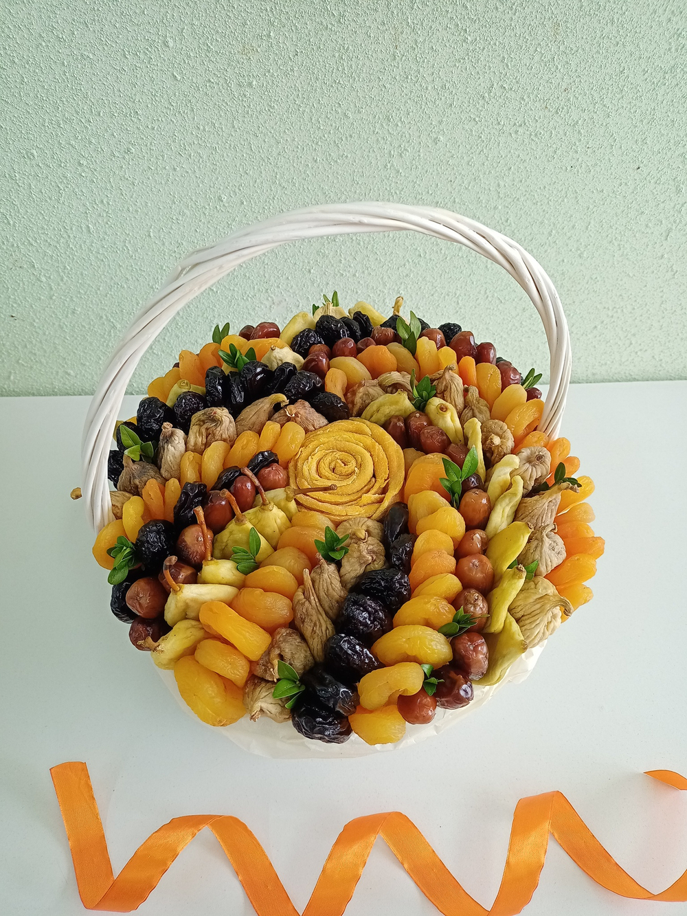 Корзина с сухофруктами