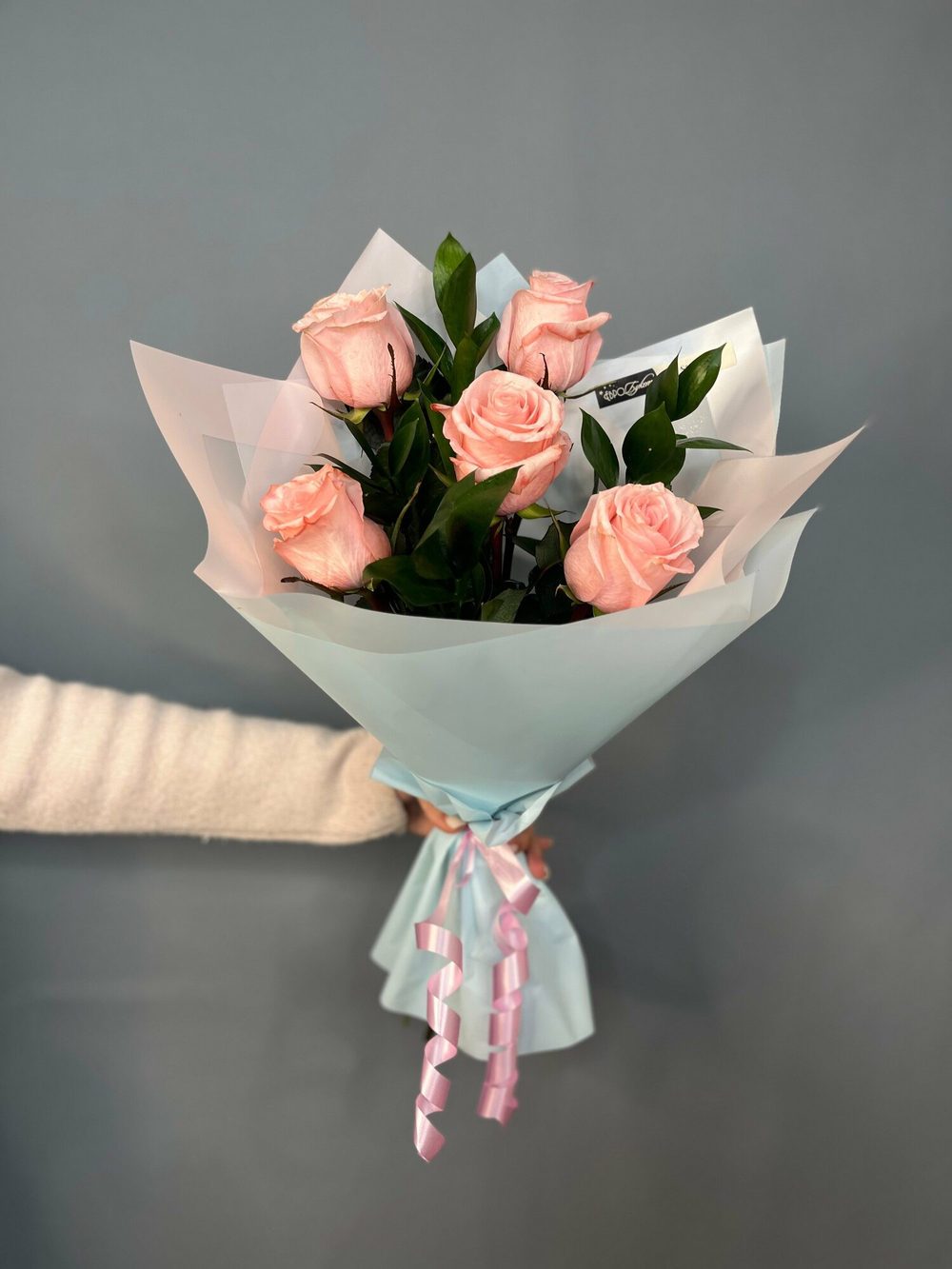 Букет из 5 нежных роз с зеленью в дизайнерской, упаковке с доставкой