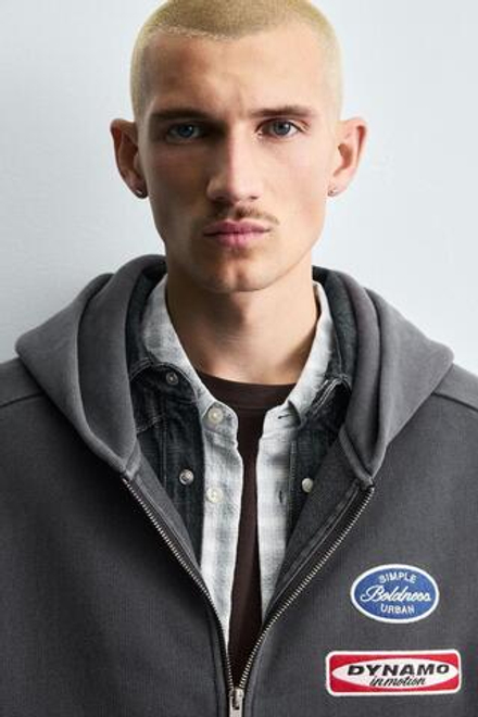 ZARA ХУДИ ИЗ ТКАНИ С ЭФФЕКТОМ ПОТЕРТОСТИ С НАШИВКАМИ, АНТРАЦИТОВО-СЕРЫЙ