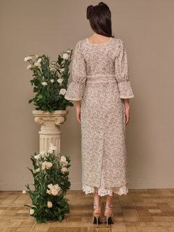 Платье с квадратным вырезом