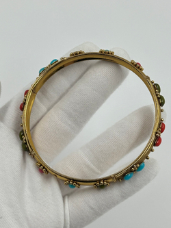 Браслет с разноцветными кабошонами