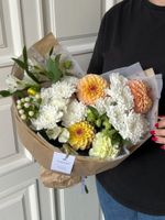 Букет сборный  из георгин, хризантемы и альстромерии