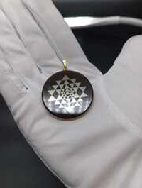 Кулон из коричневого обсидиана с символом "Шри Янтра"