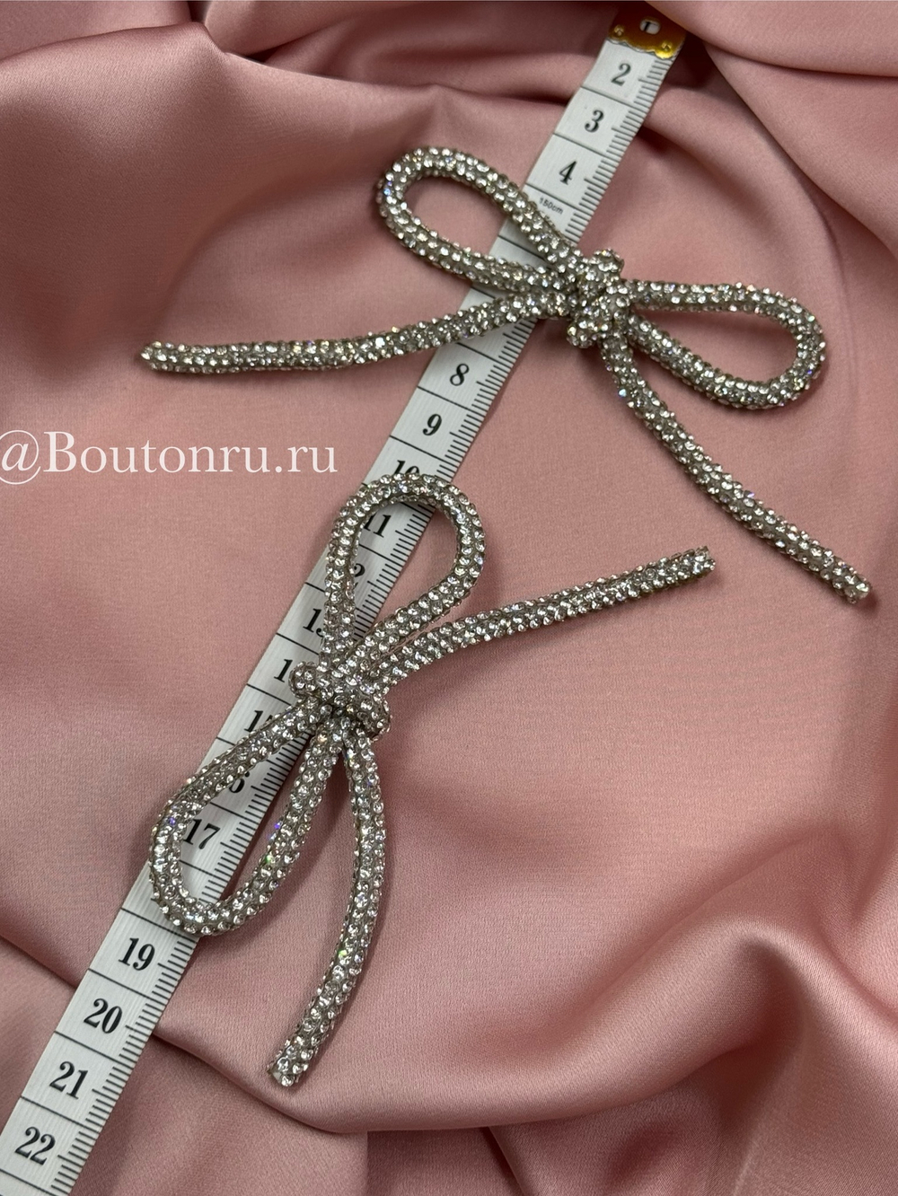 Декоративный бантик из стразового серебристого шнура