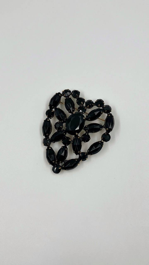 Брошь Сердце с чёрными вставками
