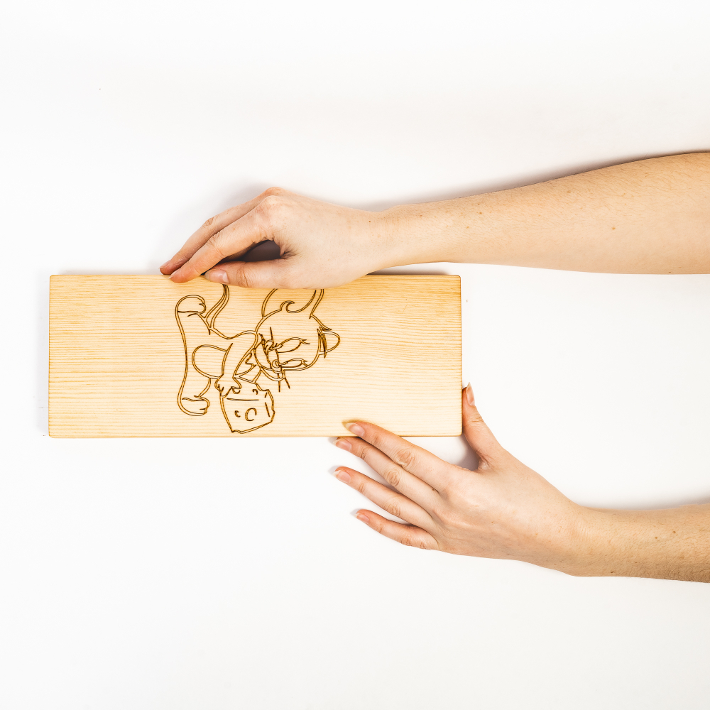 Деревянная разделочная доска из древесины сибирского кедра для мяса с гравировкой "сыр" RD30