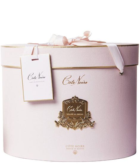 Светло-розовый букет роз в прозрачной овальной вазе и розовой коробке с золотом, Cote Noire