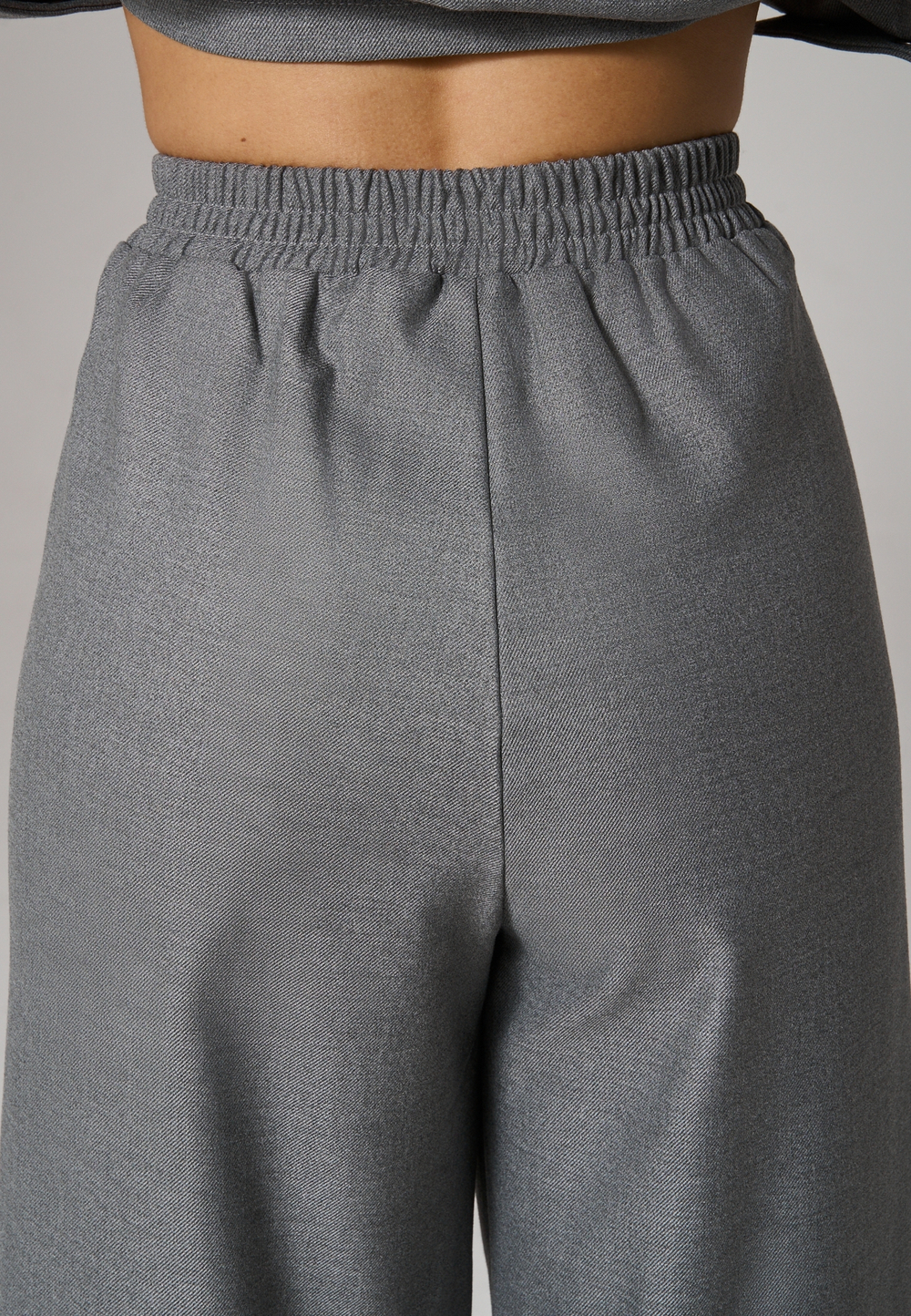 Брюки с поясом на резинке серые