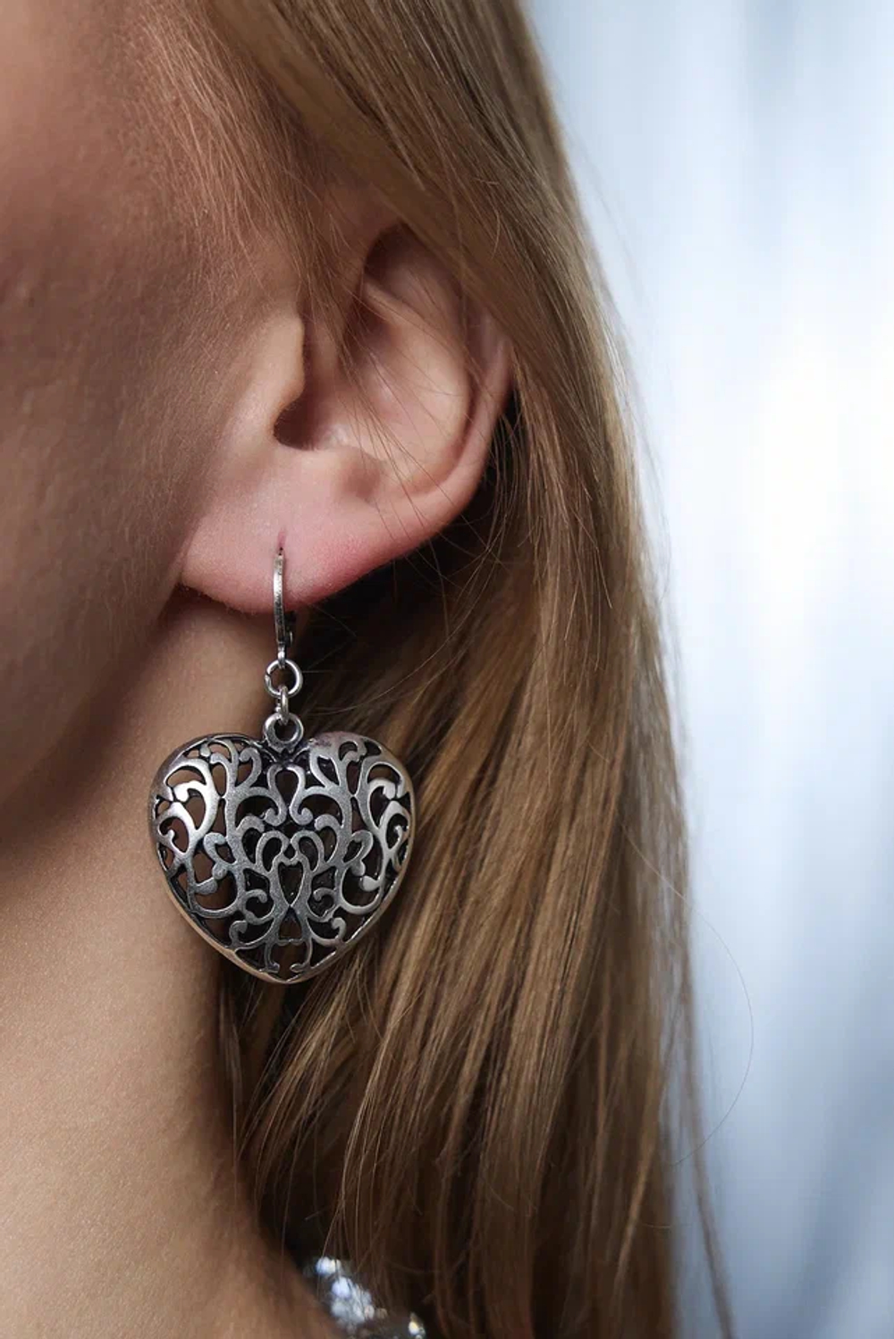 Серьги крупные ажурные сердца, оттенок серебро