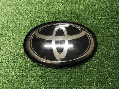 Эмблема решетки радиатора Toyota Camry xv70 17-21