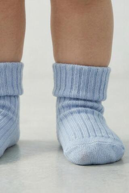 ZARA НАБОР ИЗ 4 ЦВЕТНЫХ НОСКОВ В КОРОБКЕ, ВЫЦВЕТШИЙ СИНИЙ