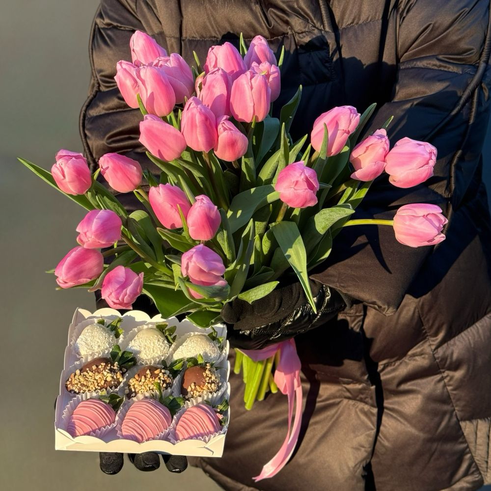 комбо 25 тюльпанов + коробочка на 9 клубник
